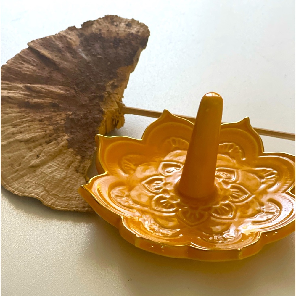 Ceramic ring / jewelry holder. Orange